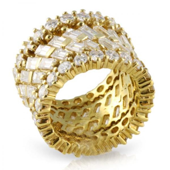 BAGUETTE AND ROUND DIAMOND 18K YELLOW GOLD RING